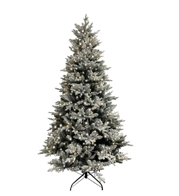 Abeto nevado artificial con 600 luces LED, ideal para decoración navideña, con un diseño cuidado.