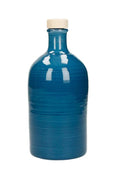 Aceitera artesanal de cerámica azul con capacidad de 500 ml, fondo blanco.