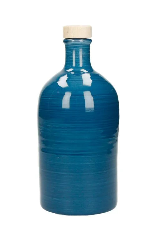 Aceitera artesanal de cerámica azul con capacidad de 500 ml, fondo blanco.