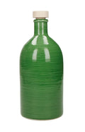 Aceitera artesanal de 500 ml en color verde, con detalles que sugieren fabricación manual y un diseño italiano.