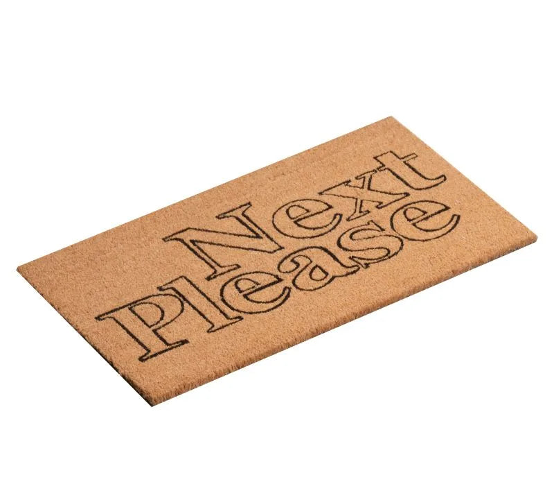 Felpudo de entrada con el texto 'Casa Next Please' en color coco, fabricado con fibras naturales.
