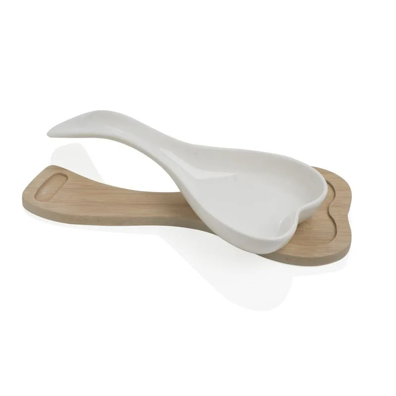 Apoya cucharas de porcelana con forma de corazón y base de bambú natural.