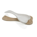 Apoya cucharas de porcelana con forma de corazón y base de bambú natural.