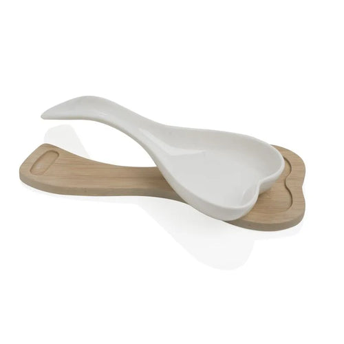 Apoya cucharas de porcelana con forma de corazón y base de bambú natural.