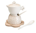 Azucarero de porcelana blanca con diseño floral 'Campo Ai Fiori' y su soporte de bambú natural.