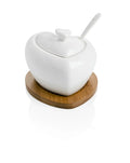 Azucarero de porcelana blanca con forma de corazón, presentado sobre un soporte de bambú natural.