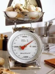 Balanza de cocina de 2 kg fabricada en acero inoxidable con un diseño moderno y acabado pulido.