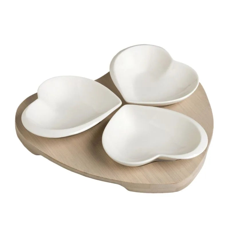 Bandeja de porcelana blanca con forma de tres corazones, con un soporte de bambú natural.