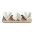 Bandeja de porcelana blanca con tres corazones y base de bambú natural.