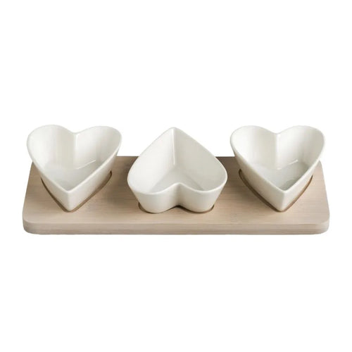 Bandeja de porcelana blanca con tres corazones y base de bambú natural.