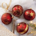 Bola de Navidad de 10 cm de diámetro, con diseño surtido en tonos rojo y dorado, presentada sobre un fondo neutro.