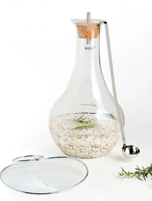 Botella de cristal de 2 litros con cuchara de acero inoxidable y cuatro vasos, lista para servir aceite o vinagre.