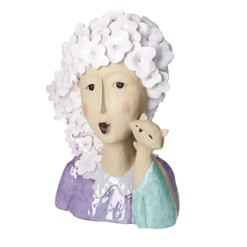 Busto decorativo de resina con silueta femenina y un gato, acabado cuidado.