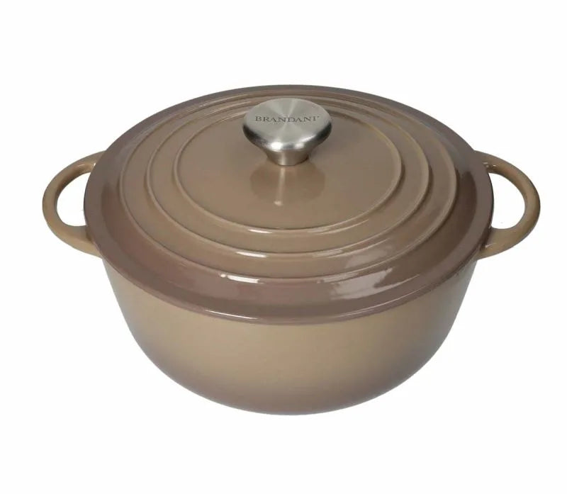 Cocotte de hierro fundido esmaltado de 4 litros en color topo, con tapa.