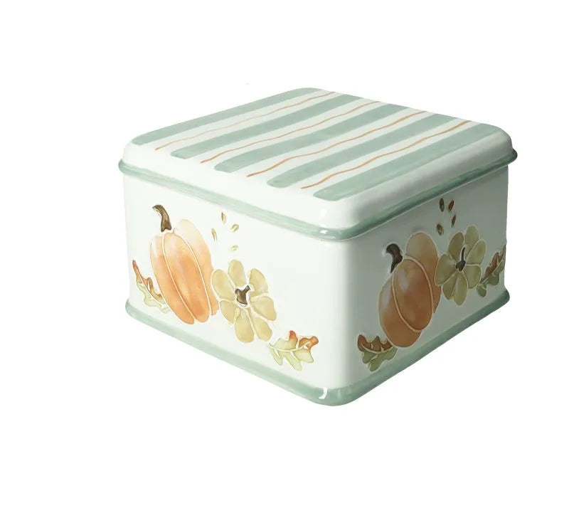 Caja decorativa Brandani Zucche con patrón de calabazas y rayas en tonos otoñales sobre fondo blanco.