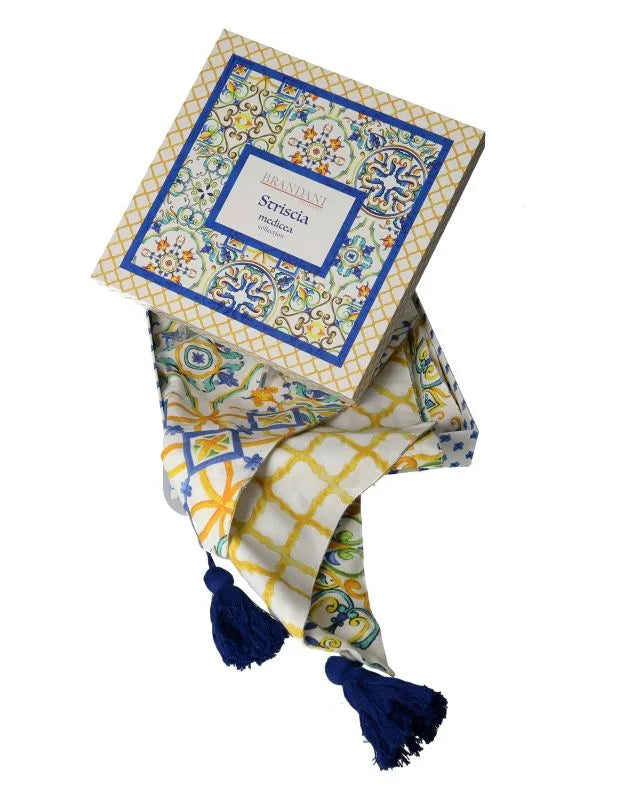 Camino de mesa Medicea con estampado retro chain sobre fondo blanco, presentado en su caja de regalo.