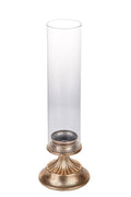 Candelabro de metal con base redonda y un portavelas central, adornado con detalles de cristal transparente. Mide 38.5.