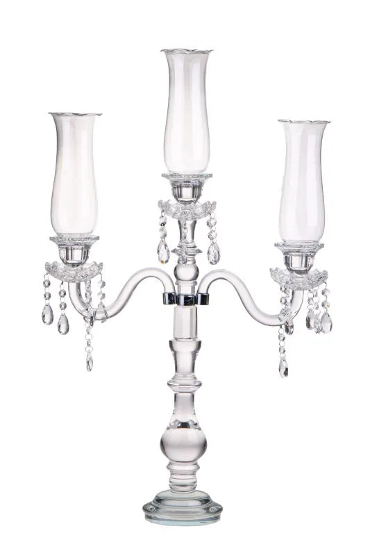 Candelabro de cristal para 3 velas con base cuadrada y estructura alta, dimensiones 48 x 48 x 77 cm.