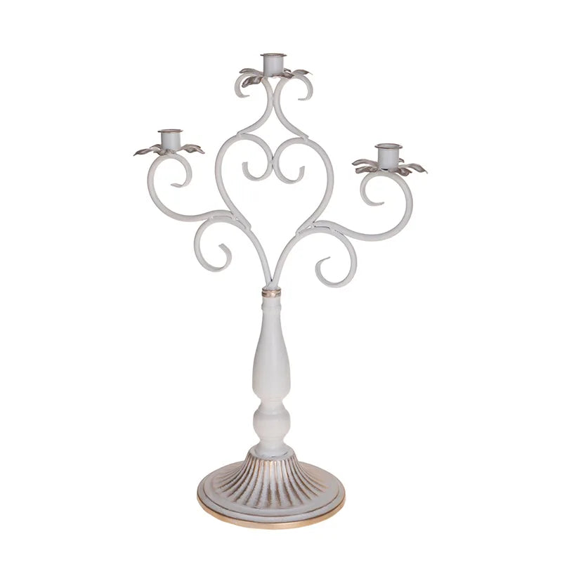 Candelabro de 3 velas en color blanco envejecido con base rectangular y soportes para velas.