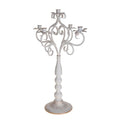 Candelabro de 5 velas en blanco envejecido, con base ancha y detalles vintage.