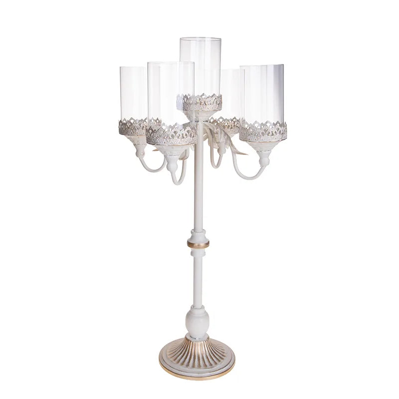 Candelabro de 5 velas en color blanco envejecido, con una altura de 72 cm.