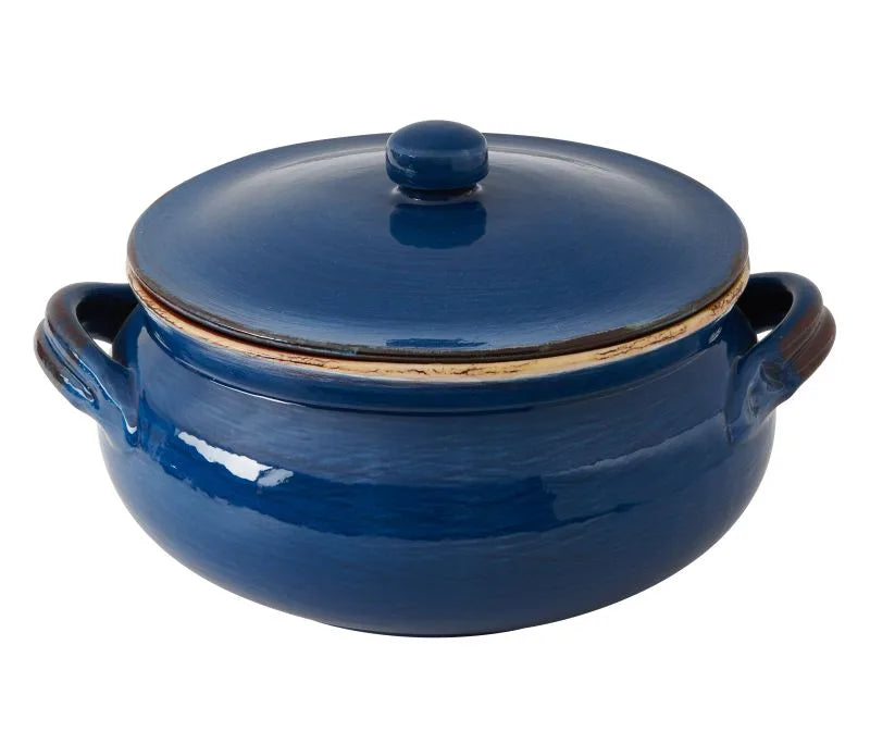 Cazuela azul de terracota con tapa, modelo Da Fuoco, con el logo de Brandani.