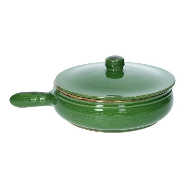 Cazuela baja verde con tapa y asa, lista para usar.