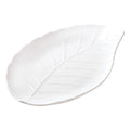 Centro de mesa decorativo Brandani Foglia de 31 cm, combinando porcelana blanca y base de bambú en forma de hoja.