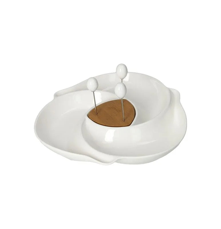 Centro de mesa Vortice de porcelana blanca y bambú natural, con tres tenedores pequeños colocados en su base circular.