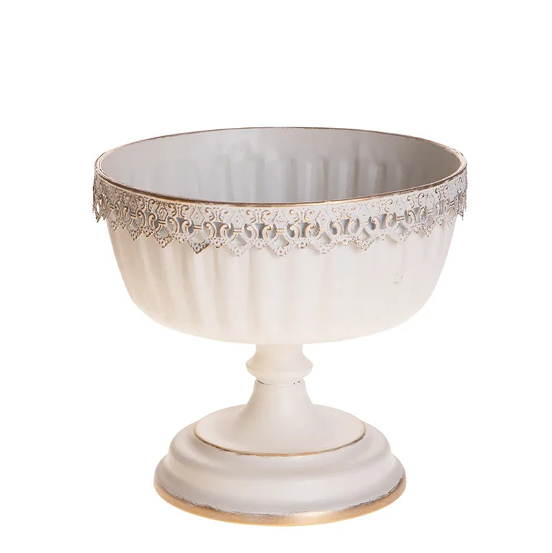 Centro de mesa decorativo en color blanco envejecido, con un diámetro de 24 cm y altura de 23 cm.