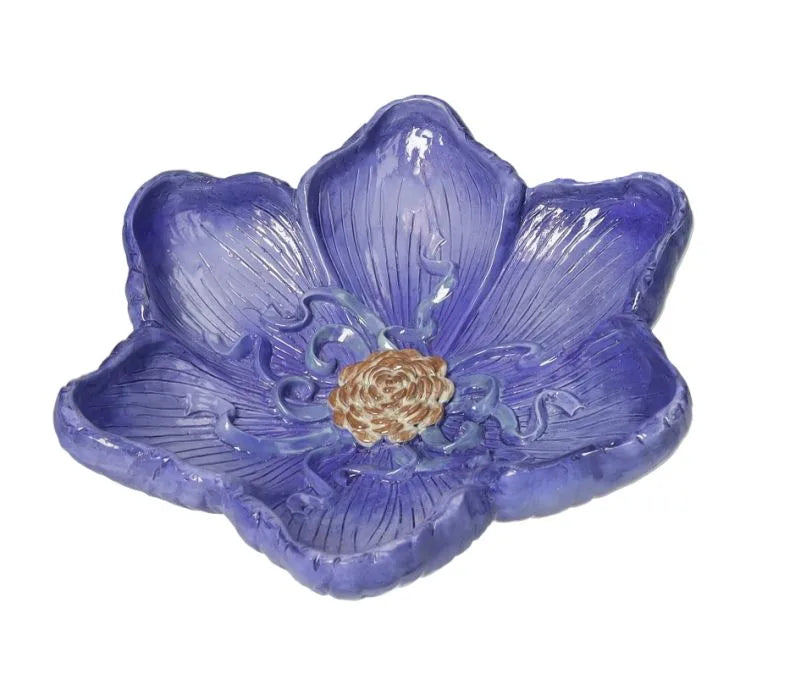 Centro de mesa Flora Lila de resina, con forma orgánica y color lila vibrante.