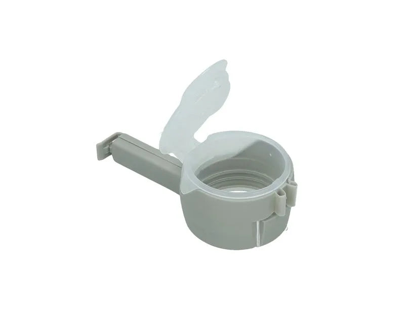 Clip de cierre hermético en color gris, ideal para mantener la frescura de los alimentos en la cocina.
