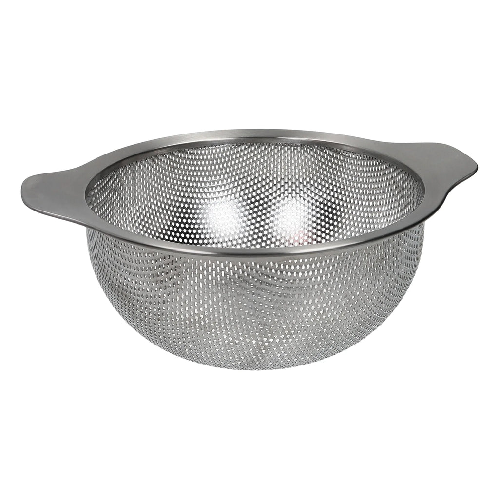 Colador de cocina redondo de metal, con asas laterales y borde superior, fondo blanco.