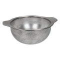 Colador de cocina redondo de metal, con asas laterales y borde superior, fondo blanco.