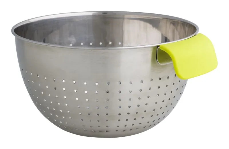 Colador de acero inoxidable con mango de silicona verde, presentado sobre un fondo neutro.