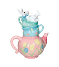 Figura decorativa CONEJITO A LA HORA DEL TÉ, con dimensiones de 28 x 17 x 34 cm.