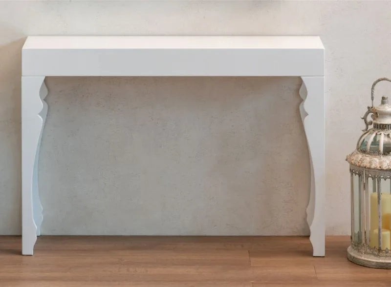 Consola lacada blanca de 110 cm con patas de MDF, vista frontal.