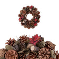 Corona navideña decorativa de 30 cm con piñas y estrellas, presentada sobre un fondo neutro.