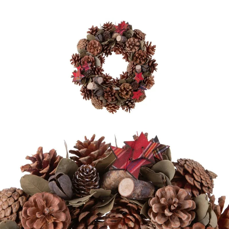 Corona navideña decorativa de 30 cm con piñas y estrellas, presentada sobre un fondo neutro.