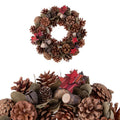 Corona navideña de 36 cm con piñas y estrellas decorativas.