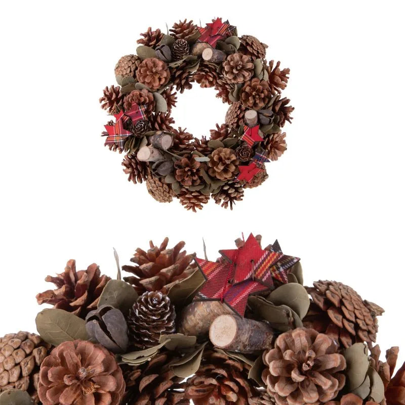Corona navideña de 36 cm con piñas y estrellas decorativas.