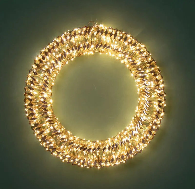 CORONA 800 LEDS, una corona de iluminación navideña con 800 luces LED, lista para decorar el hogar.