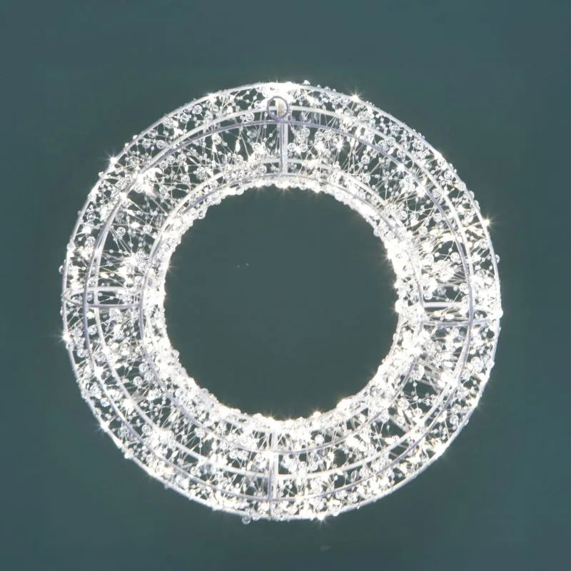 Corona navideña de 50cm de diámetro con luces LED, lista para colgar.