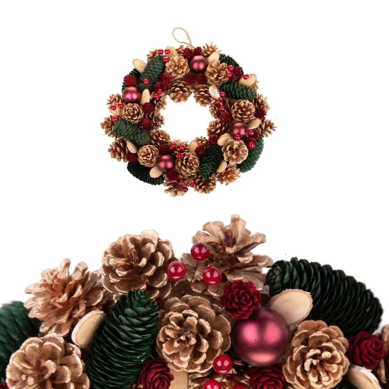 Corona navideña de 30 cm con piñas, diseño de Brandani Gift Group.