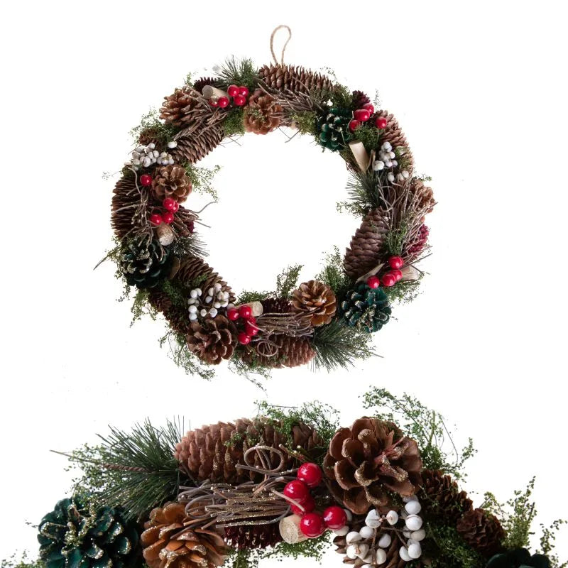 Corona navideña de 36 cm con piñas de abeto y bayas, mostrando su diseño festivo y natural.