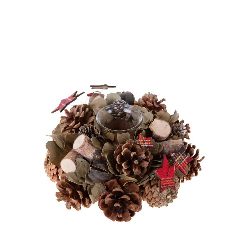 Corona decorativa navideña de 15 cm con piña y estrella, lista para colocar sobre una vela.