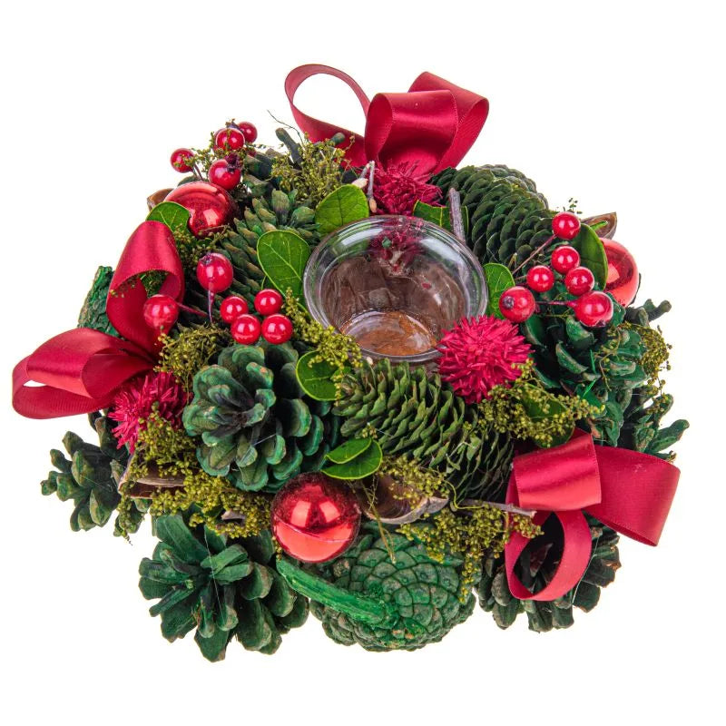 Corona decorativa navideña de 15 cm con piñas, presentada sobre un fondo neutro.