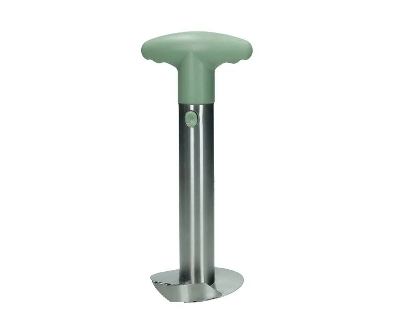 Cortador de piñas en color verde, diseñado para facilitar su uso en la cocina.