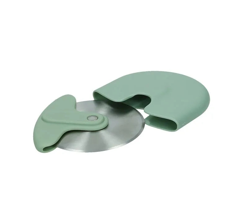 Cortador de pizza verde Brandani con hoja afilada y mango ergonómico.