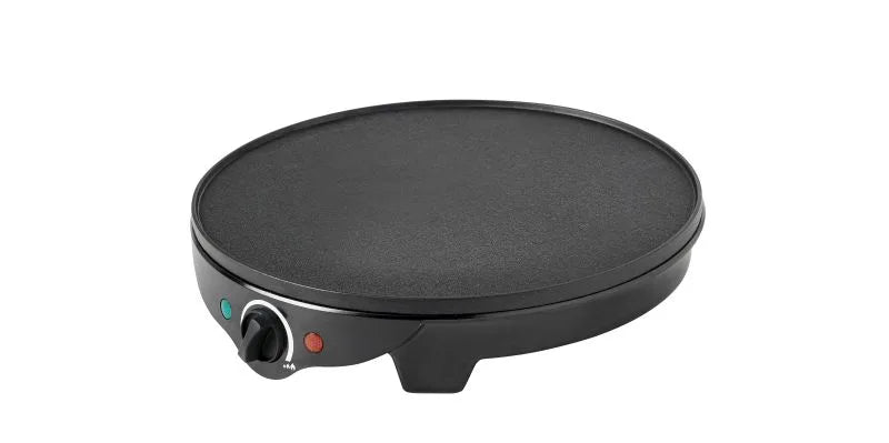 Crepera antiadherente de acero inoxidable con dos espátulas de madera.